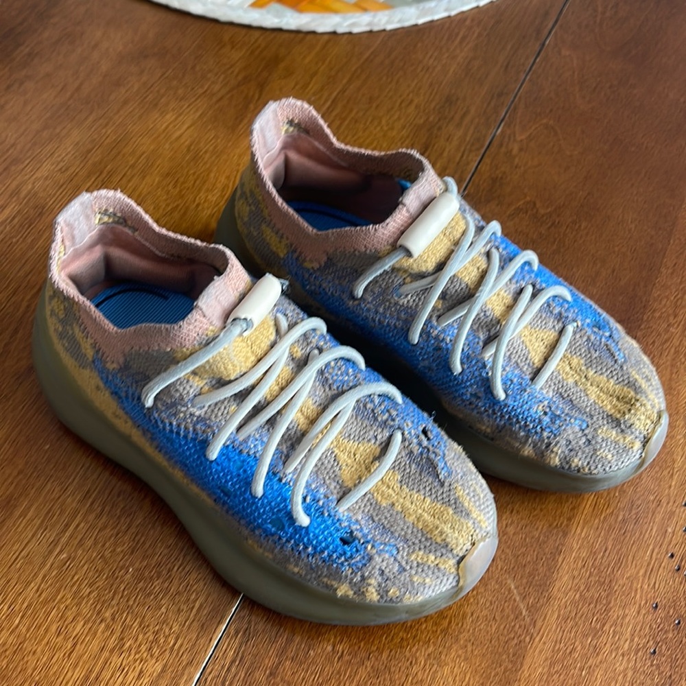 Yeezy authentic size 9c